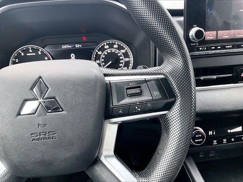 Used 2022 Mitsubishi Outlander ES image 16