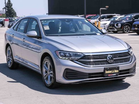 Used 2024 Volkswagen Jetta SE FWD image 3