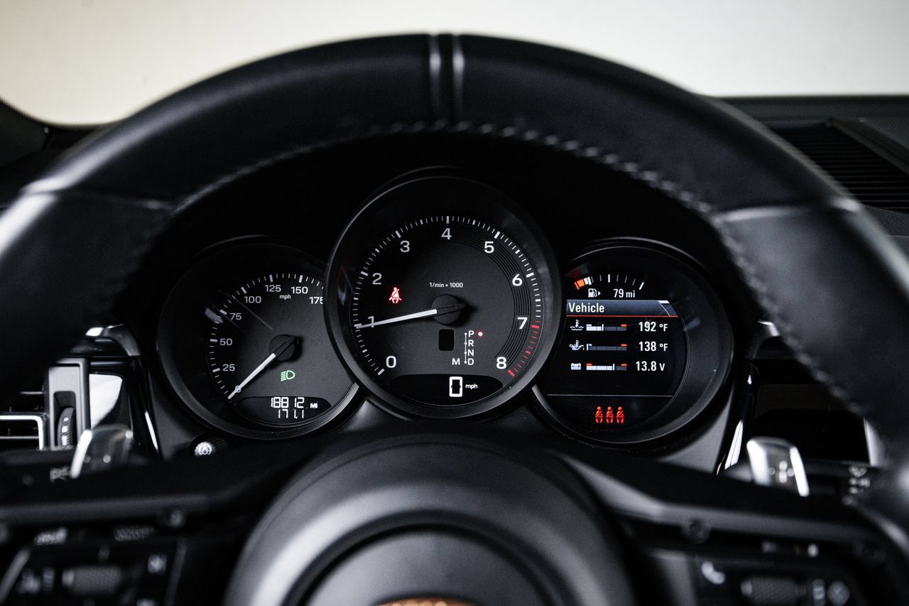 Certified 2023 Porsche Macan AWD/4WD image 15