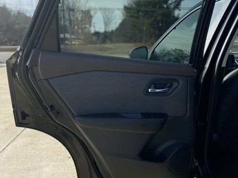 Used 2022 Nissan Rogue SV image 12