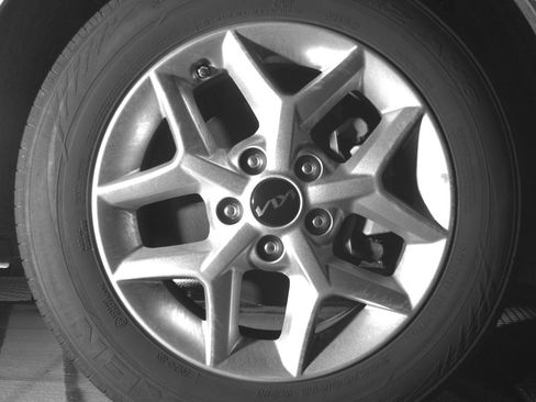 Used 2025 Kia Soul LX w/ LX Technology Package FWD image 13
