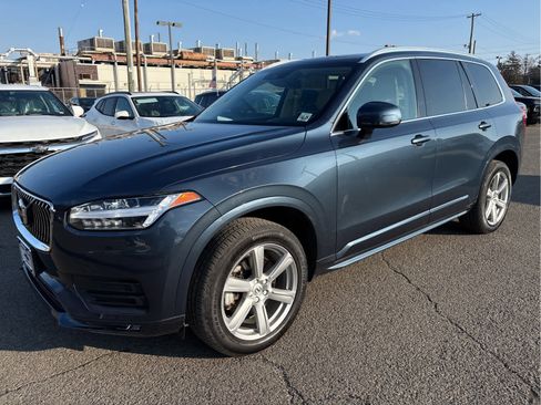 Used 2022 Volvo XC90 T5 Momentum image 3