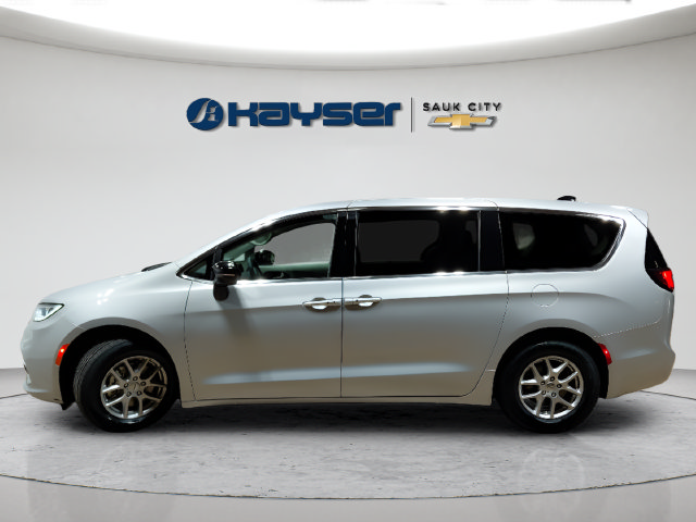 Used 2024 Chrysler Pacifica Touring-L FWD image 4