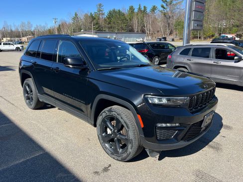 Used 2023 Jeep Grand Cherokee Limited w/ Black Appearance Package image 3