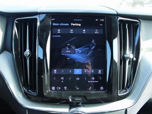 Used 2025 Volvo XC60 B5 Plus image 22