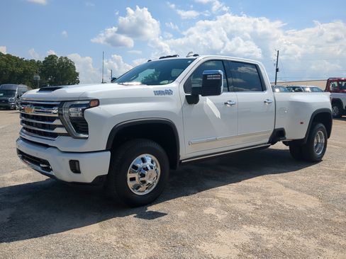 Used 2026 Chevrolet Silverado 3500 High Country w/ High Country Premium Package AWD/4WD image 6