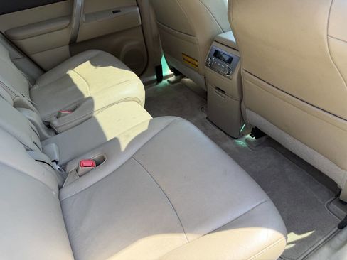 Used 2010 Toyota Highlander SE image 24