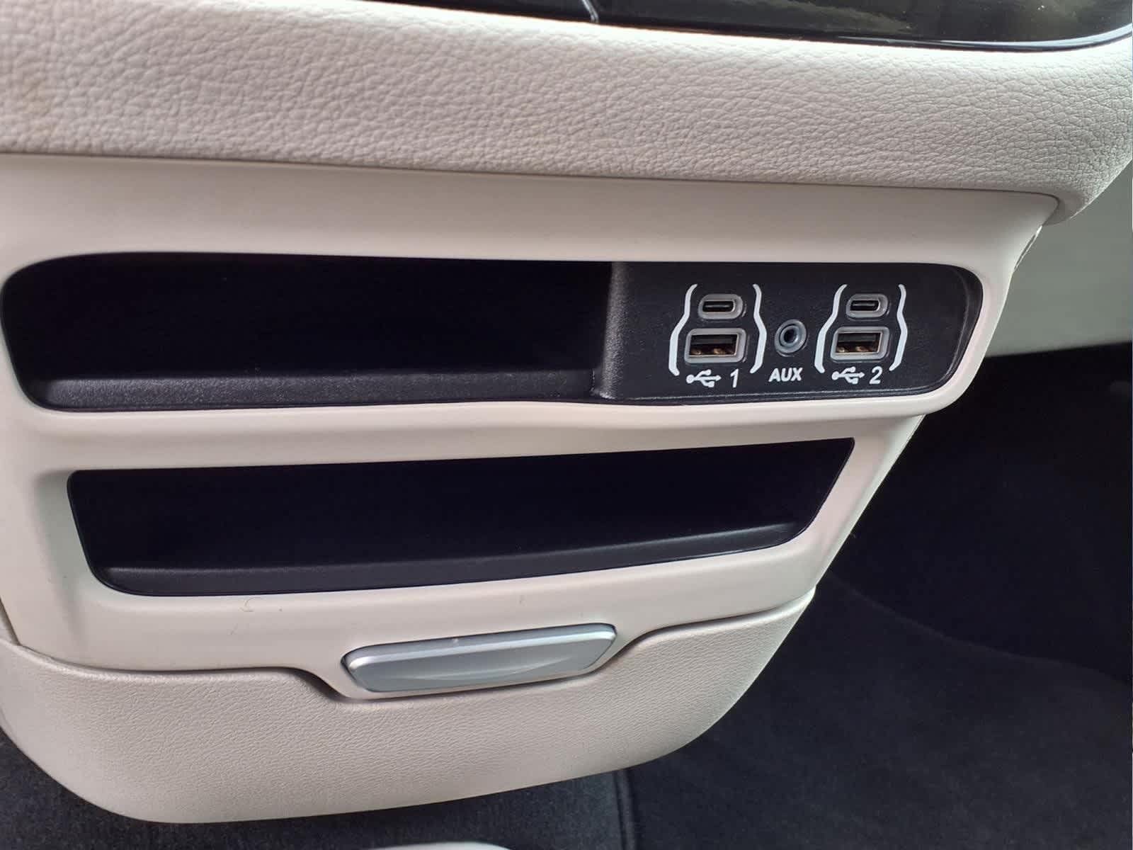 Used 2024 Chrysler Pacifica Touring-L FWD image 22