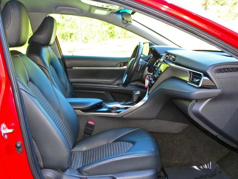 Used 2019 Toyota Camry SE w/ Carpet Mat Package image 18