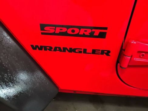 Used 2017 Jeep Wrangler Sport w/ Connectivity Group AWD/4WD image 15