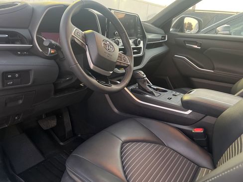 Used 2023 Toyota Highlander XSE image 9
