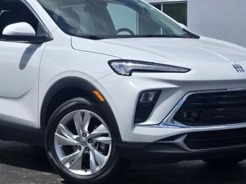 Certified 2025 Buick Encore GX Preferred FWD image 3