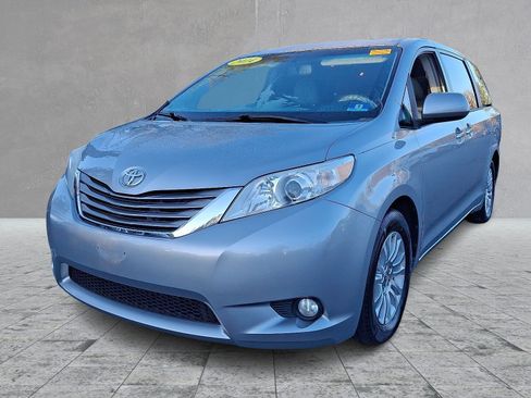 Used 2014 Toyota Sienna XLE w/ Entertainment Package image 4