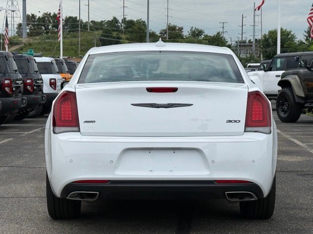 Used 2022 Chrysler 300 Touring L w/ Popular Equipment Group AWD/4WD image 5