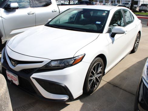 Used 2024 Toyota Camry SE FWD image 4