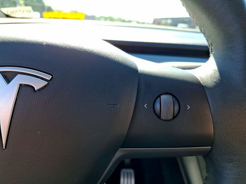 Used 2022 Tesla Model Y Performance AWD/4WD image 18
