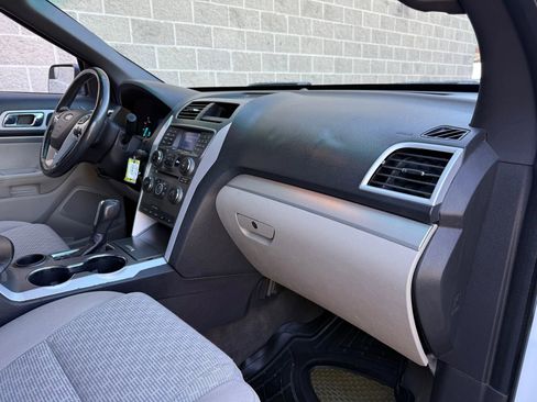 Used 2015 Ford Explorer XLT image 19