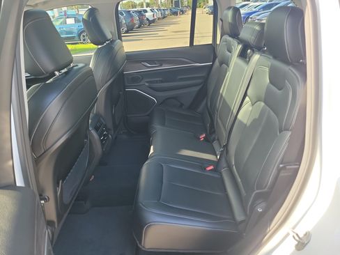 Used 2022 Jeep Grand Cherokee Limited AWD/4WD image 16