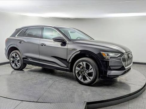 Used 2023 Audi e-tron Premium image 10