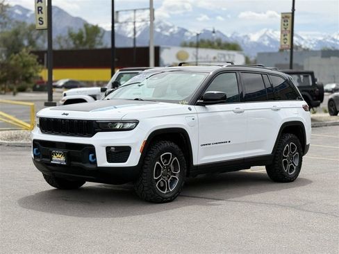 Used 2022 Jeep Grand Cherokee Trailhawk w/ Luxury Tech Group III AWD/4WD image 3