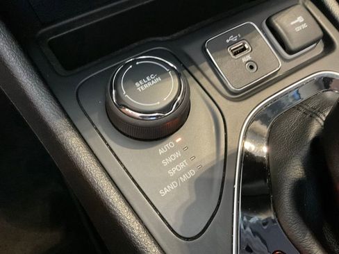 Used 2019 Jeep Cherokee Limited AWD/4WD image 19