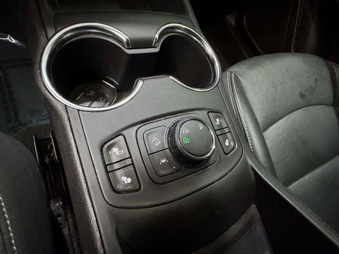 Used 2024 GMC Terrain SLT AWD/4WD image 19