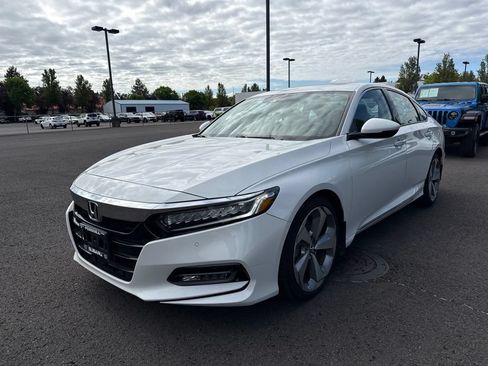 Used 2018 Honda Accord Touring image 3