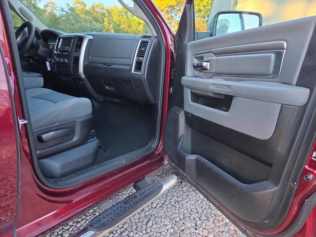 Used 2019 RAM 1500 Classic SLT AWD/4WD image 30