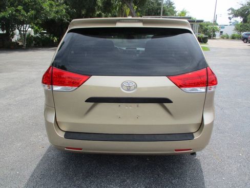 Used 2012 Toyota Sienna FWD image 8