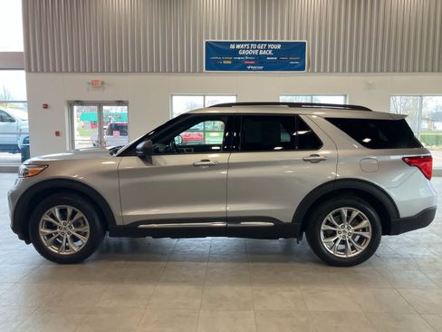 Used 2020 Ford Explorer XLT w/ Equipment Group 202A image 8