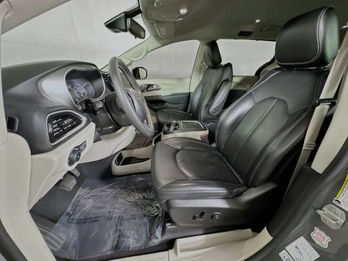 Used 2023 Chrysler Pacifica Touring-L FWD image 12