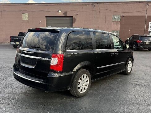 Used 2014 Chrysler Town & Country Touring FWD image 7