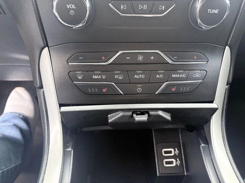 Used 2019 Ford Edge SEL w/ Equipment Group 201A FWD image 18