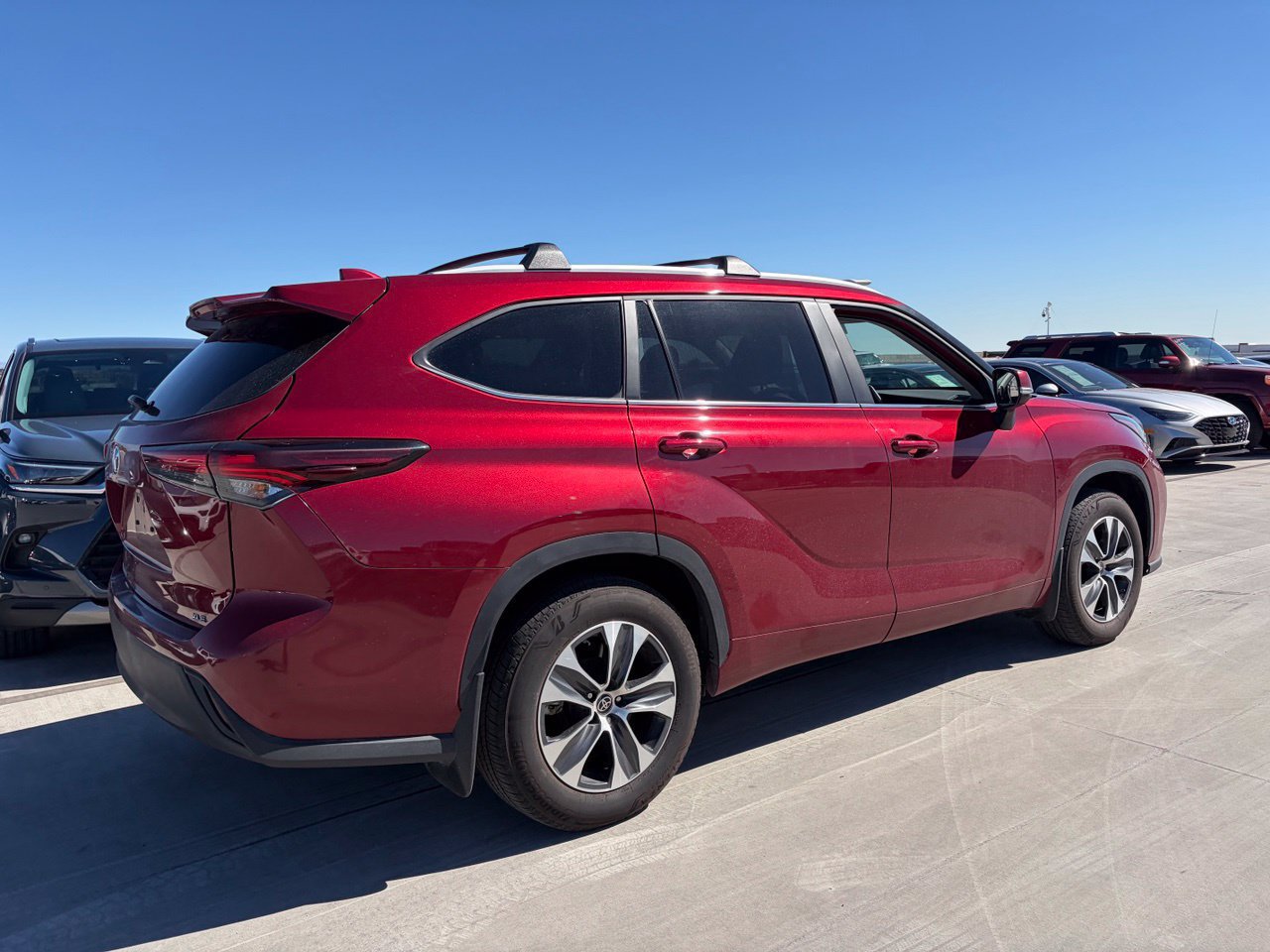 Used 2025 Toyota Highlander XLE FWD image 2