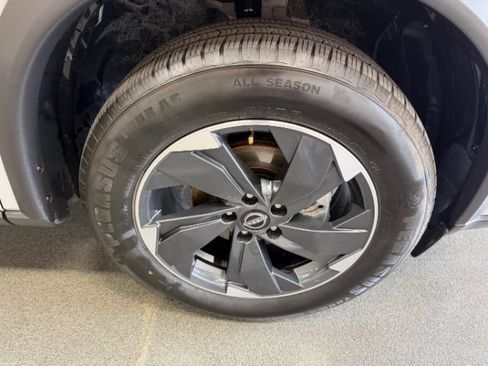 Used 2025 Nissan Rogue SV AWD/4WD image 9