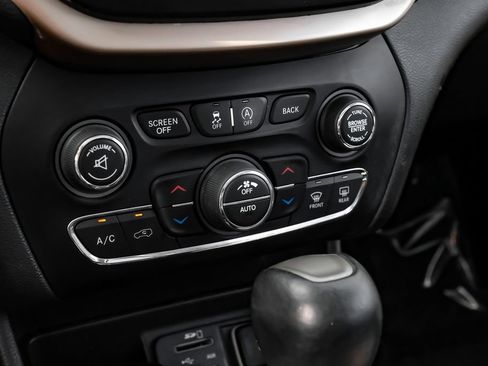 Used 2017 Jeep Cherokee Limited w/ Luxury Group AWD/4WD image 25