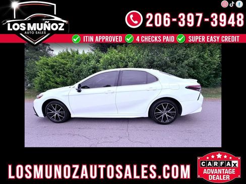 Used 2022 Toyota Camry SE FWD image 1