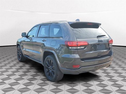 Used 2017 Jeep Grand Cherokee Altitude image 4