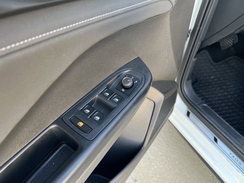 Certified 2025 Volkswagen Taos SE FWD image 14