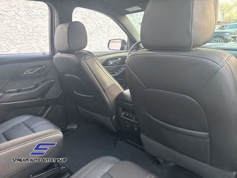 Used 2022 Chevrolet Traverse RS image 17