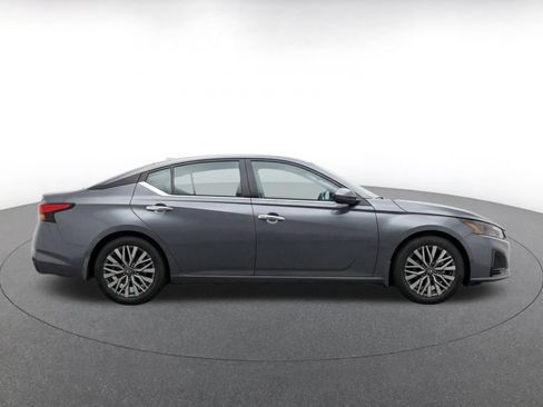 Used 2025 Nissan Altima 2.5 SV FWD image 10