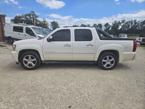 Used 2011 Chevrolet Avalanche LTZ AWD/4WD image 2