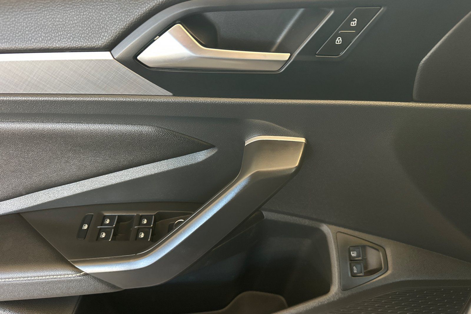 Used 2024 Volkswagen Jetta SE w/ Panoramic Sunroof Package FWD image 11