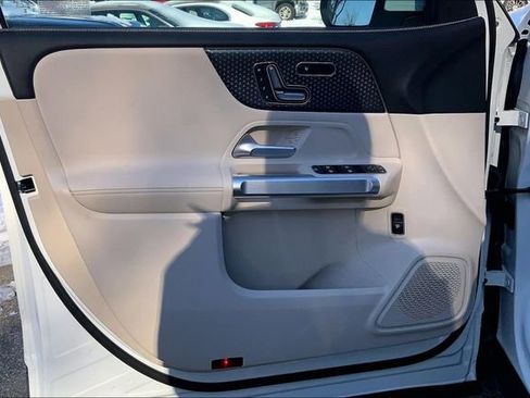 Used 2025 Mercedes-Benz GLB 250 4MATIC image 17