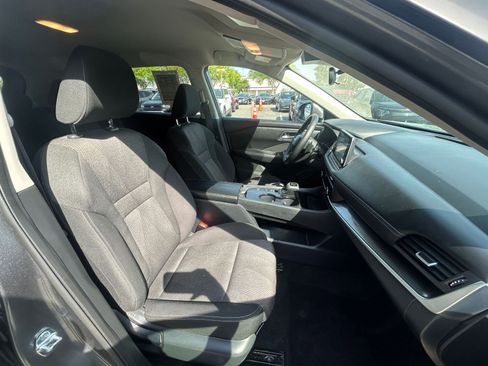 Used 2025 Nissan Rogue SV image 38