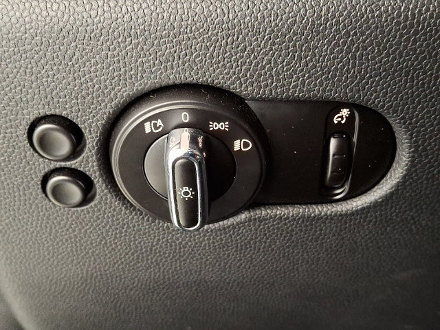Used 2016 MINI Cooper 4-Door Hardtop FWD image 29