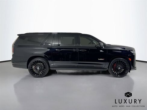 Used 2023 Cadillac Escalade ESV V w/ LPO, ONYX Package image 5