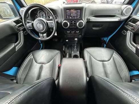 Used 2017 Jeep Wrangler Unlimited Sahara w/ Dual Top Group AWD/4WD image 13