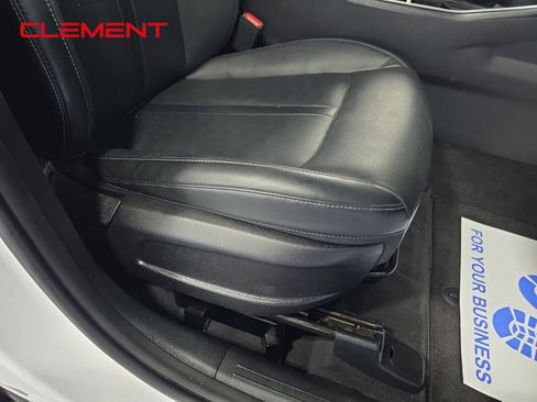 Used 2024 Kia Sorento S image 32