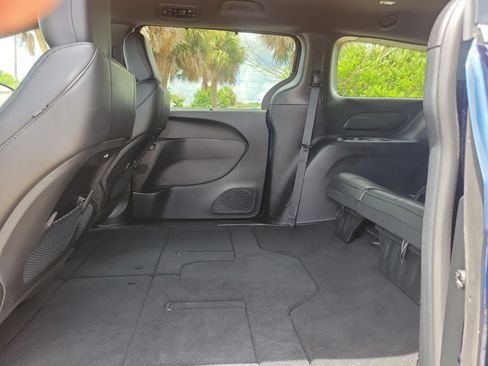 Used 2025 Chrysler Pacifica Select FWD image 8
